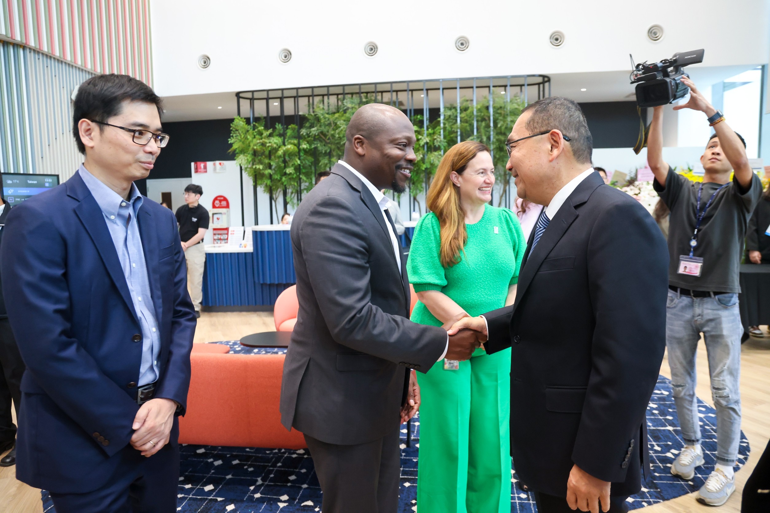 市長侯友宜與Google政府事務及公共政策全球副總裁Wilson White握手寒暄。